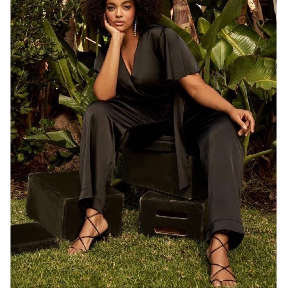 Kendall & Kylie black satin wide leg jumpsuit
Size Small Curvy Collection